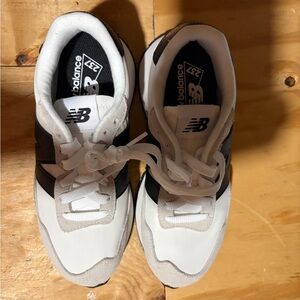 NEVER BEEN WORN NEW BALANCE SIZE 6 SNEAKERS